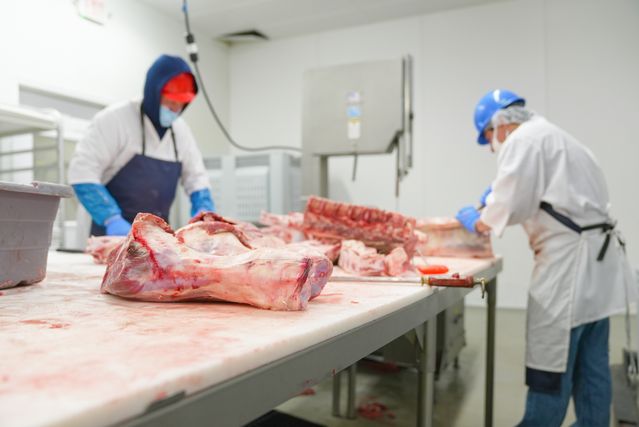 Metzger bei der Arbeit